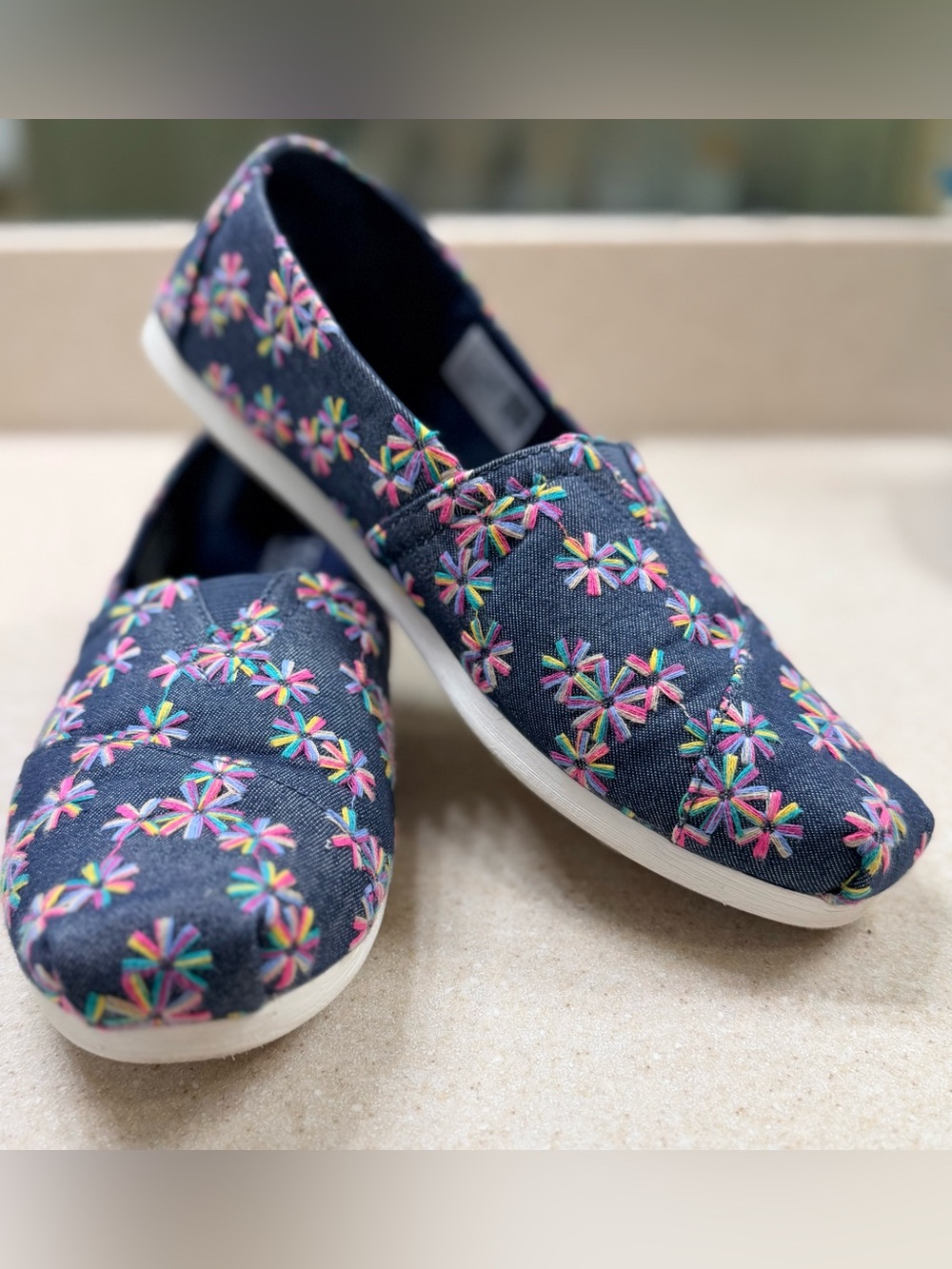 Toms LIKE NEW Navy Slip-On Sneakers with Multicolor Embroidered Accents Sz10